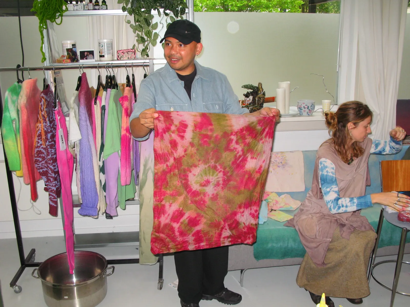 Altering textile with Nadie Borggreve repair workshop with Nadie Borggreve at Reparatie Remise, Amsterdam — photo 2