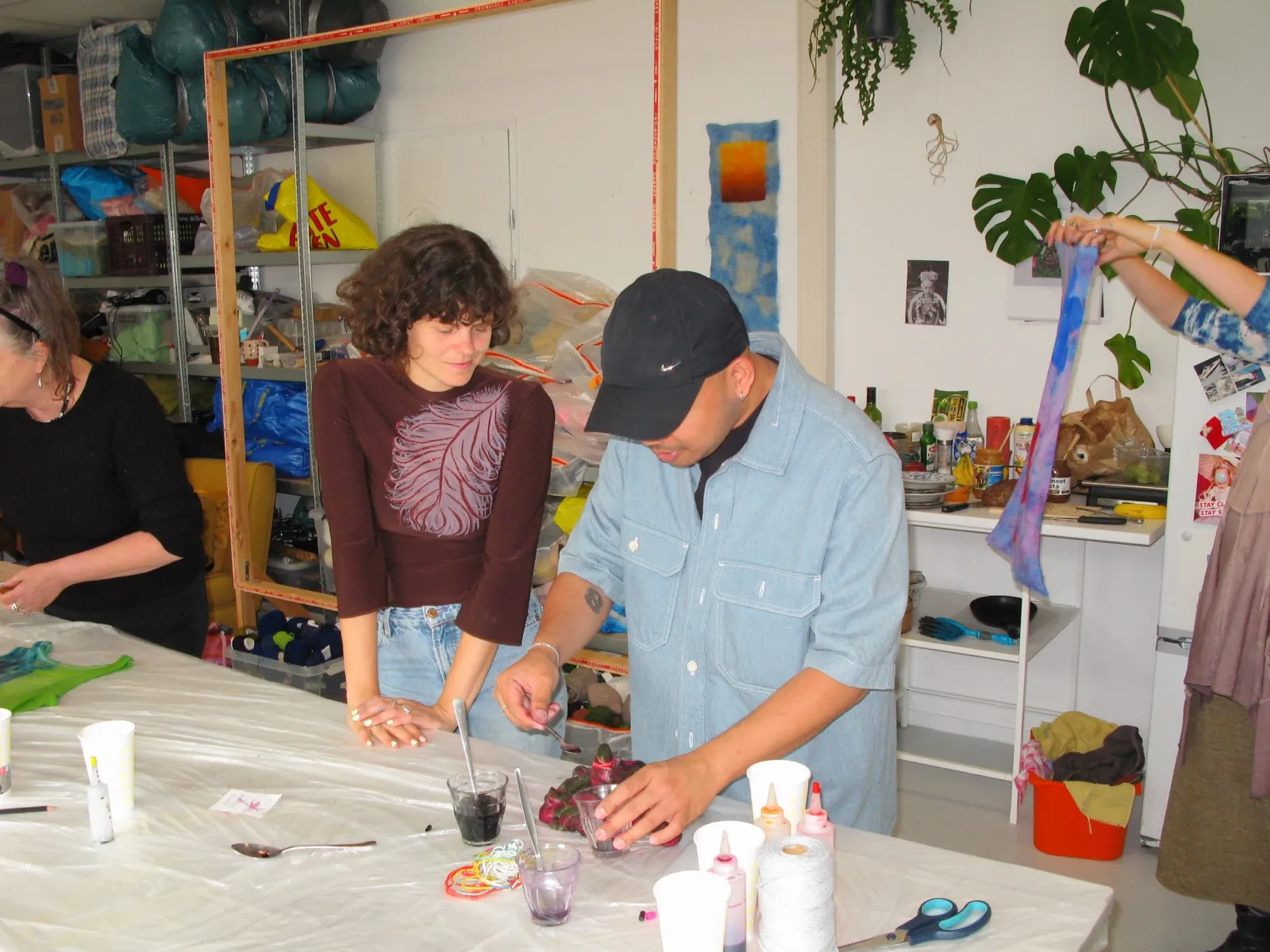 Altering textile with Nadie Borggreve repair workshop with Nadie Borggreve at Reparatie Remise, Amsterdam — photo 7