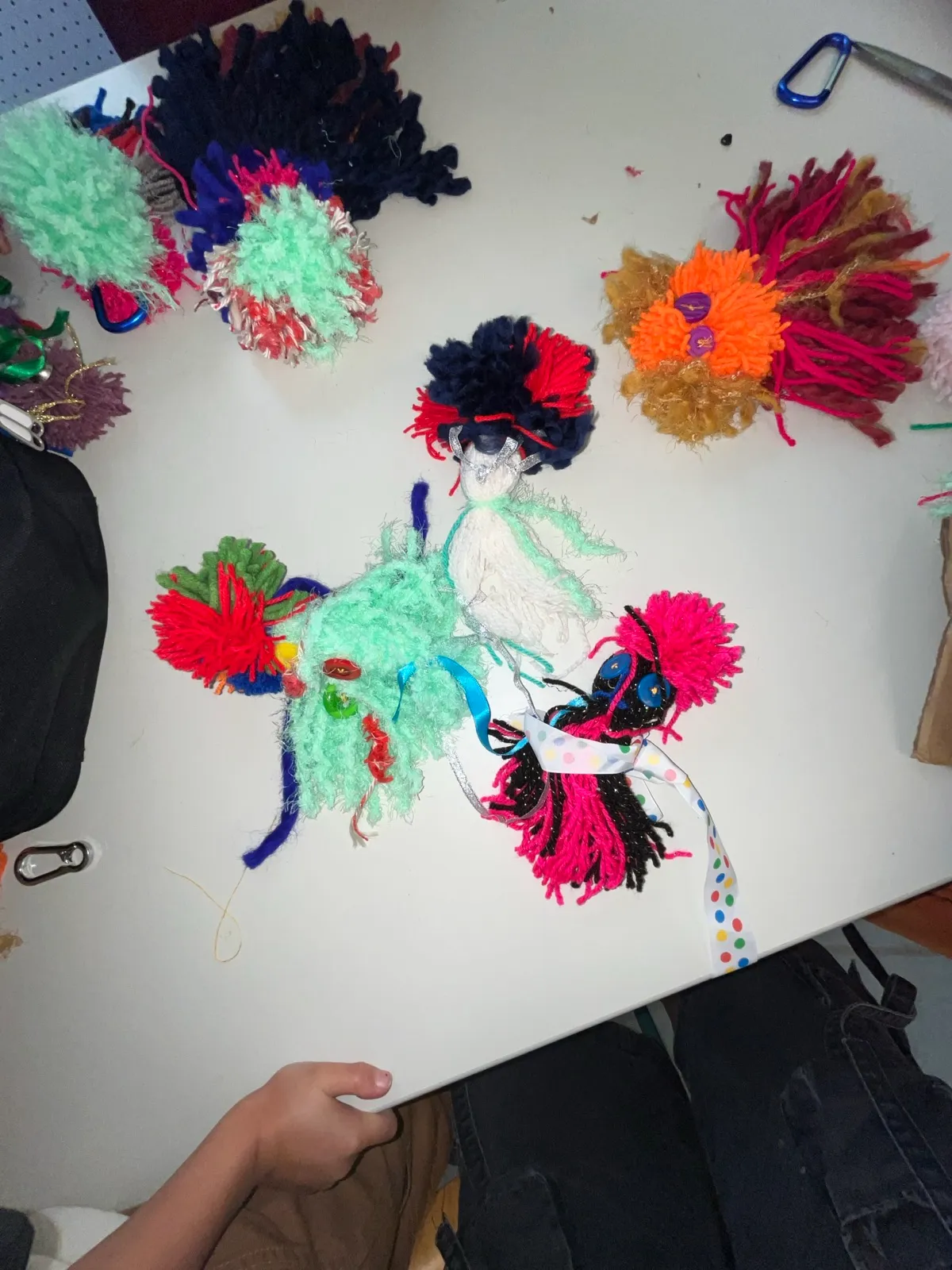 Creating textile monsters with Splitter Splatter repair workshop with Splitter Splatter (Iekeliene Stange) at Reparatie Remise, Amsterdam — photo 10