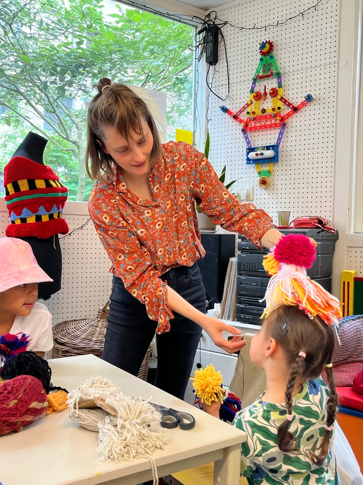 Creating textile monsters with Splitter Splatter repair workshop with Splitter Splatter (Iekeliene Stange) at Reparatie Remise, Amsterdam — photo 5