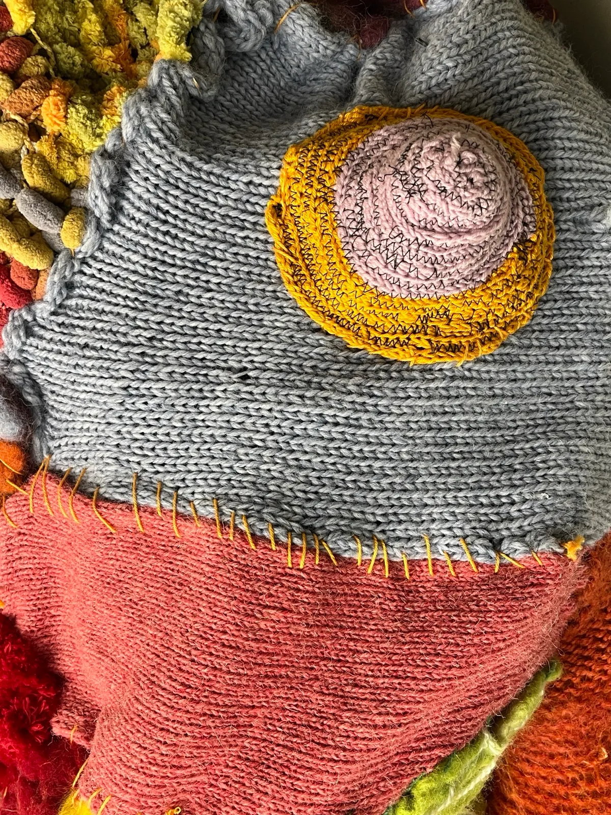 Creating textile monsters with Splitter Splatter repair workshop with Splitter Splatter (Iekeliene Stange) at Reparatie Remise, Amsterdam — photo 6