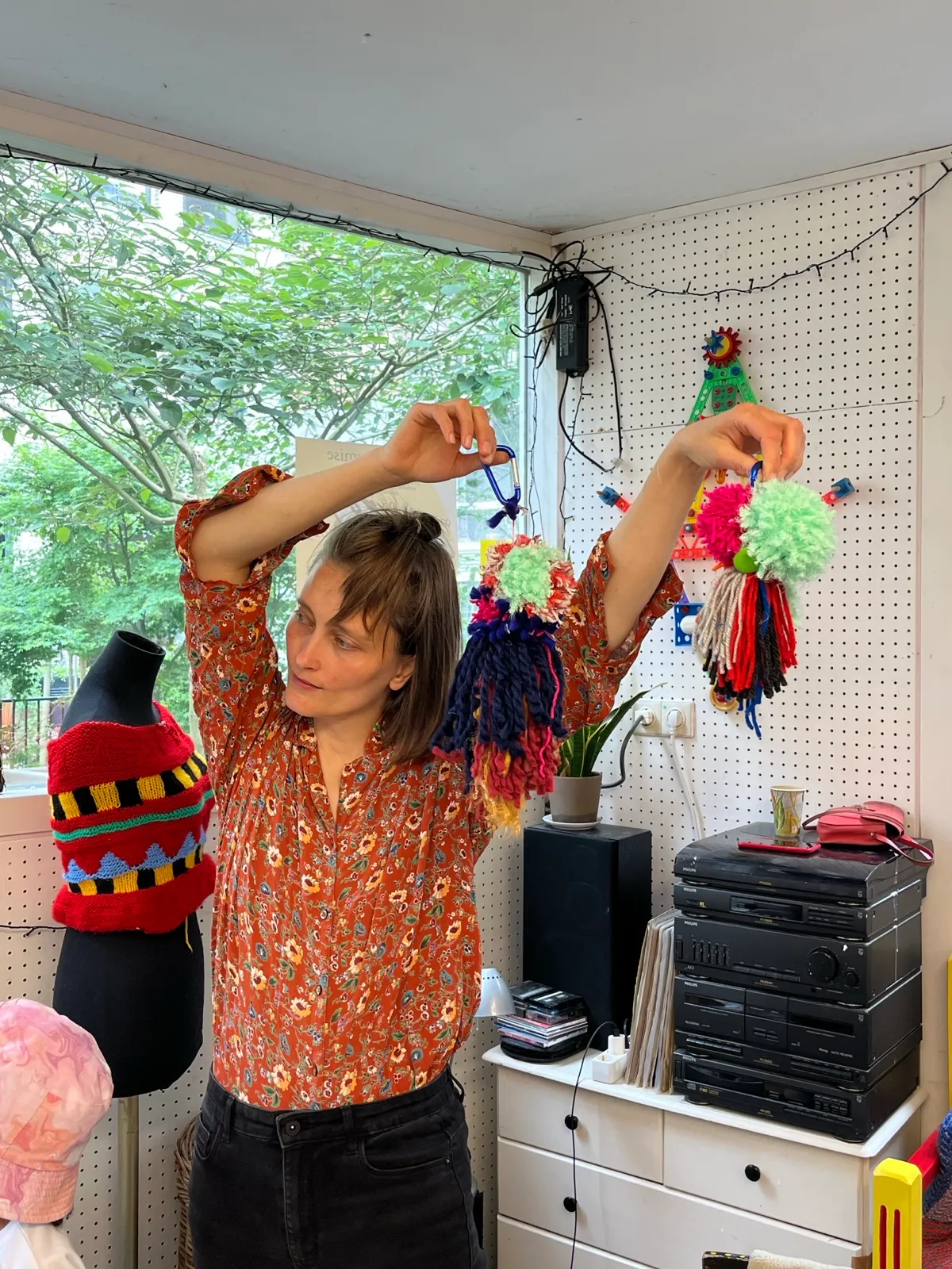 Creating textile monsters with Splitter Splatter repair workshop with Splitter Splatter (Iekeliene Stange) at Reparatie Remise, Amsterdam — photo 8