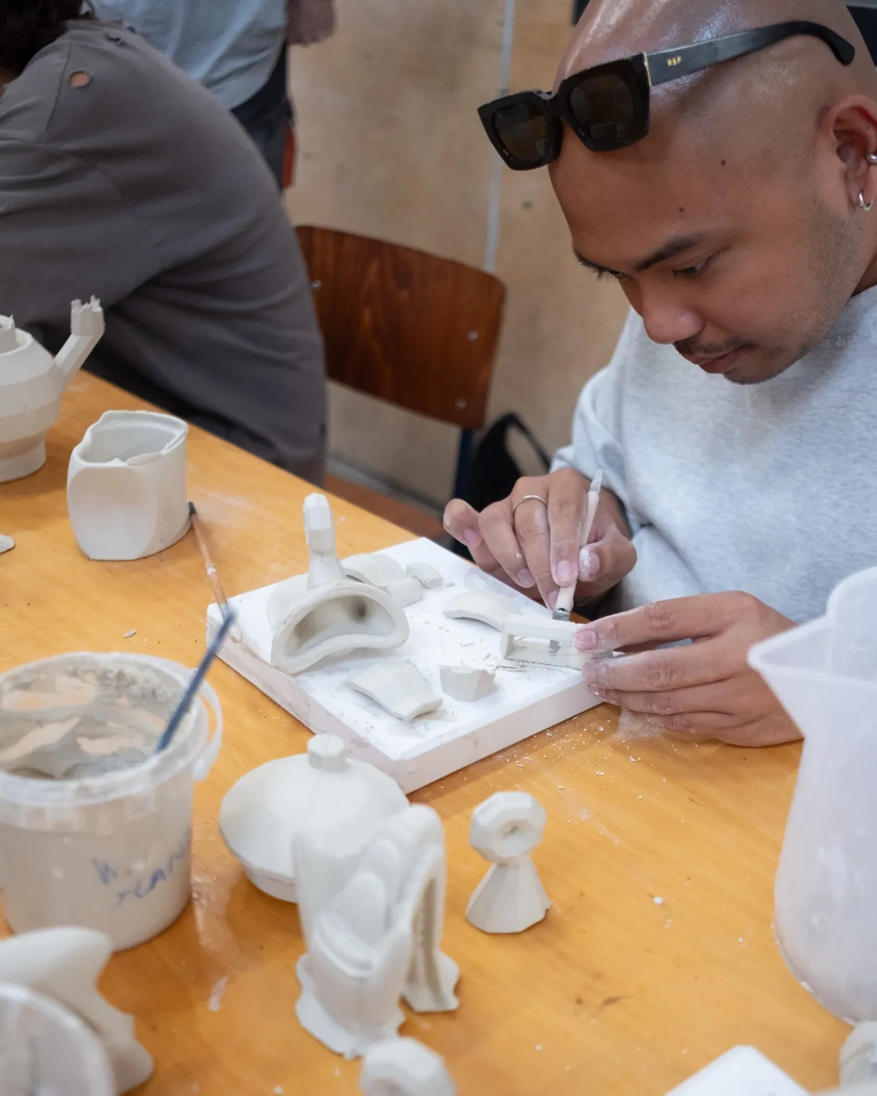 Porcelain remix with Octave Rimbert-Rivière repair workshop with Octave Rimbert-Rivière at Reparatie Remise, Amsterdam — photo 11