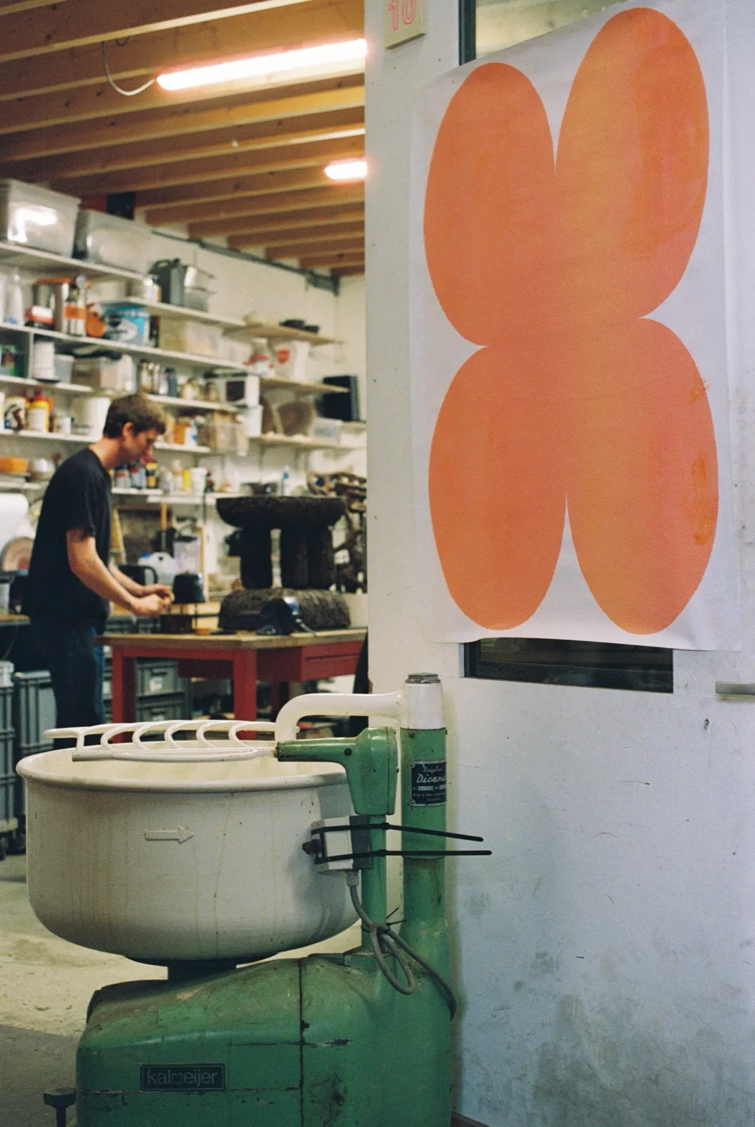 Creating compostable clay with Basse Stittgen repair workshop with Basse Stittgen at Reparatie Remise, Amsterdam — photo 1