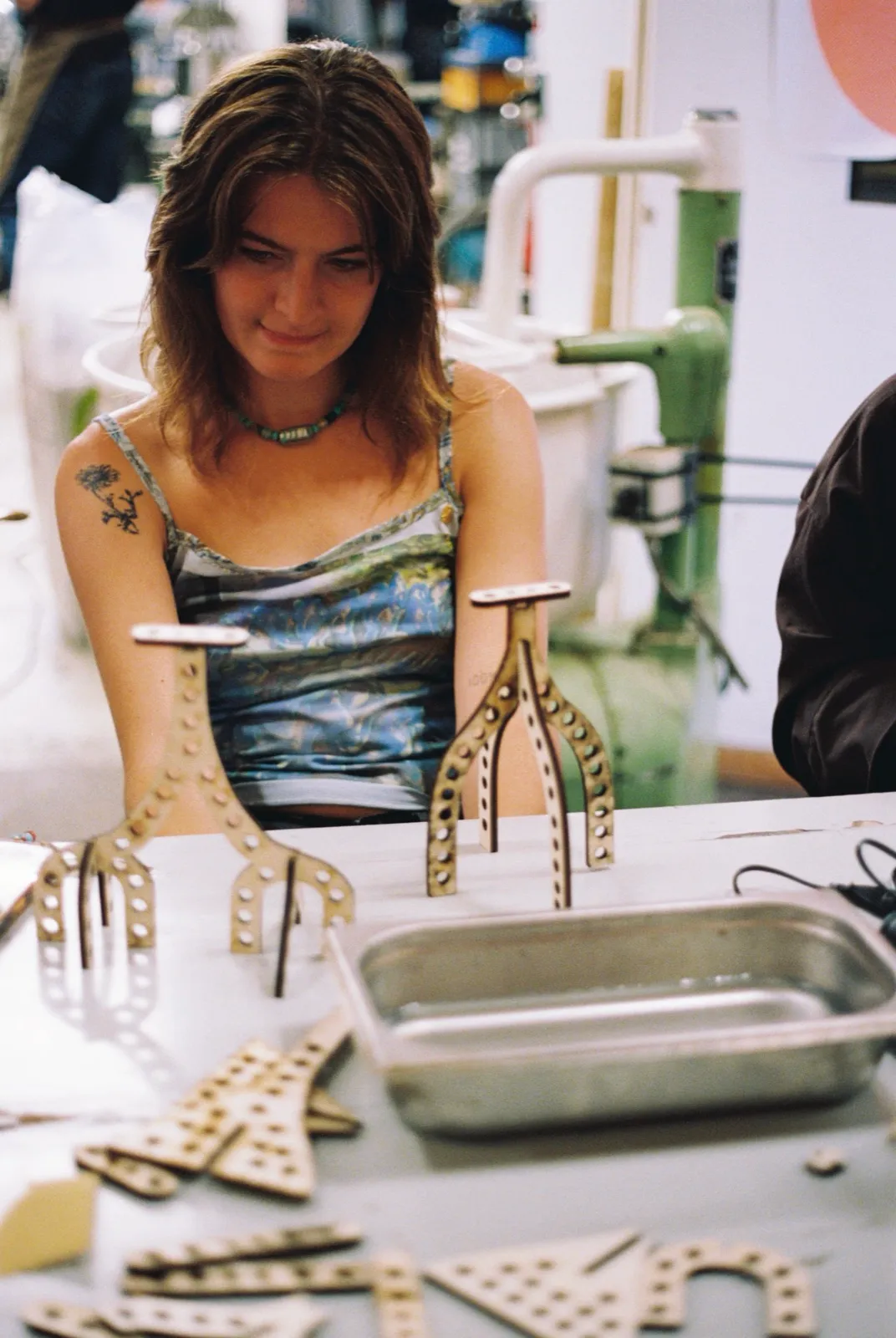 Creating compostable clay with Basse Stittgen repair workshop with Basse Stittgen at Reparatie Remise, Amsterdam — photo 6