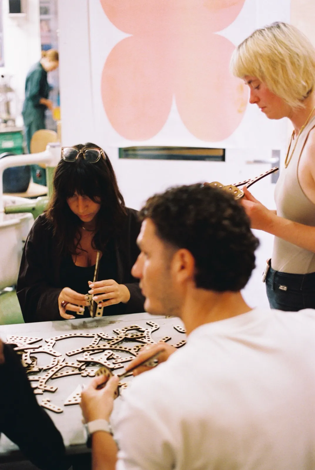 Creating compostable clay with Basse Stittgen repair workshop with Basse Stittgen at Reparatie Remise, Amsterdam — photo 7