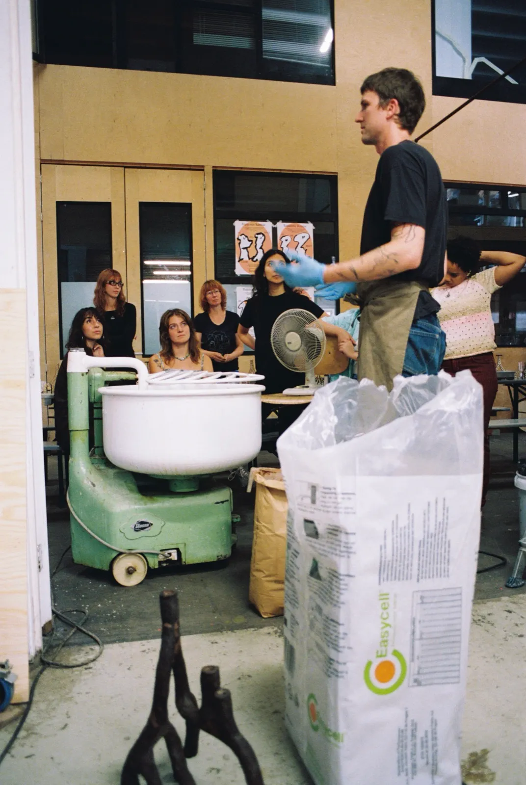 Creating compostable clay with Basse Stittgen repair workshop with Basse Stittgen at Reparatie Remise, Amsterdam — photo 8