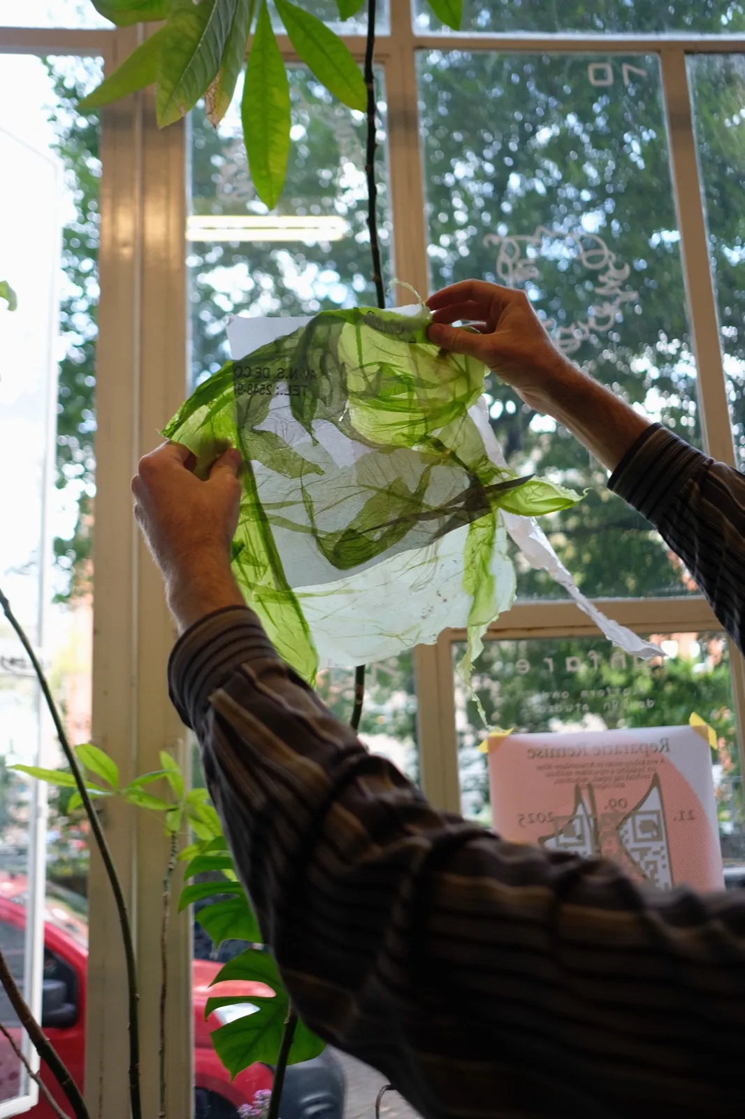 Shaping plastics with Julia de Meijer & Josephine van Schendel repair workshop with Julia de Meijer & Josephine van Schendel at Reparatie Remise, Amsterdam — photo 1