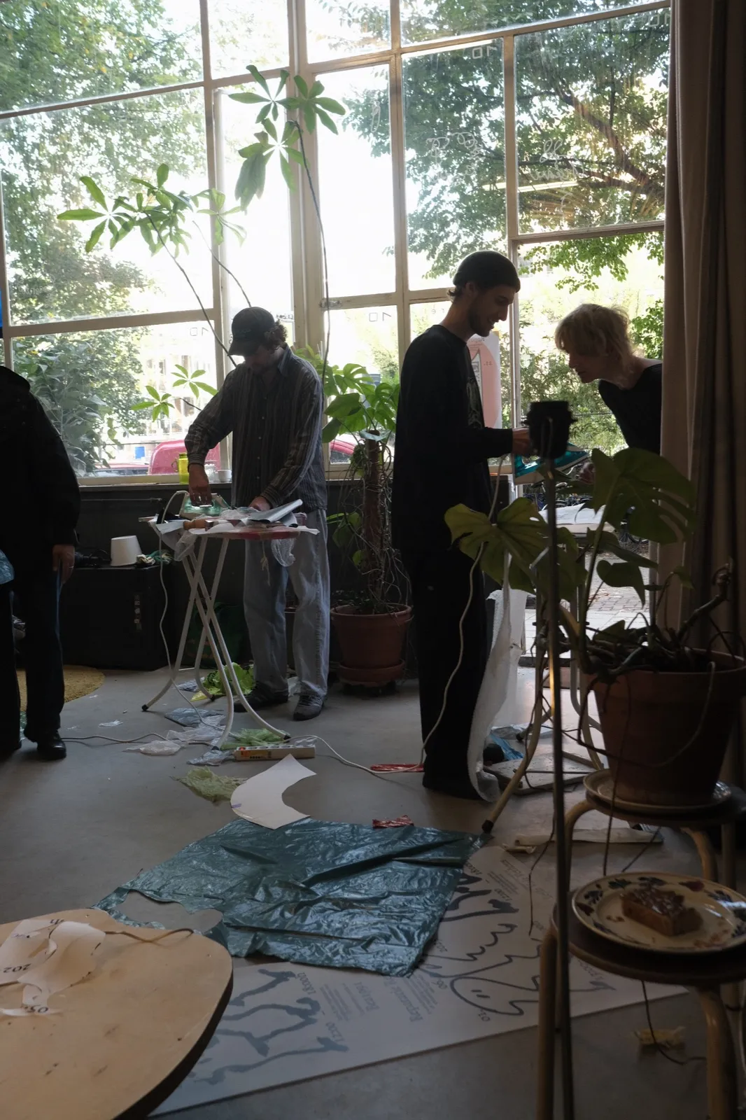 Shaping plastics with Julia de Meijer & Josephine van Schendel repair workshop with Julia de Meijer & Josephine van Schendel at Reparatie Remise, Amsterdam — photo 3