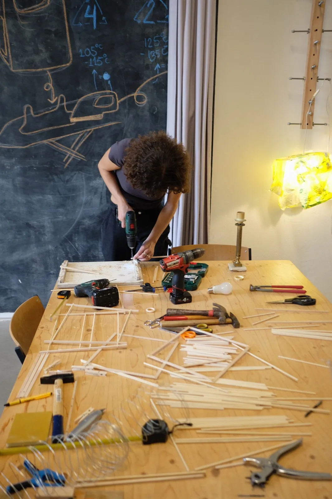 Shaping plastics with Julia de Meijer & Josephine van Schendel repair workshop with Julia de Meijer & Josephine van Schendel at Reparatie Remise, Amsterdam — photo 6