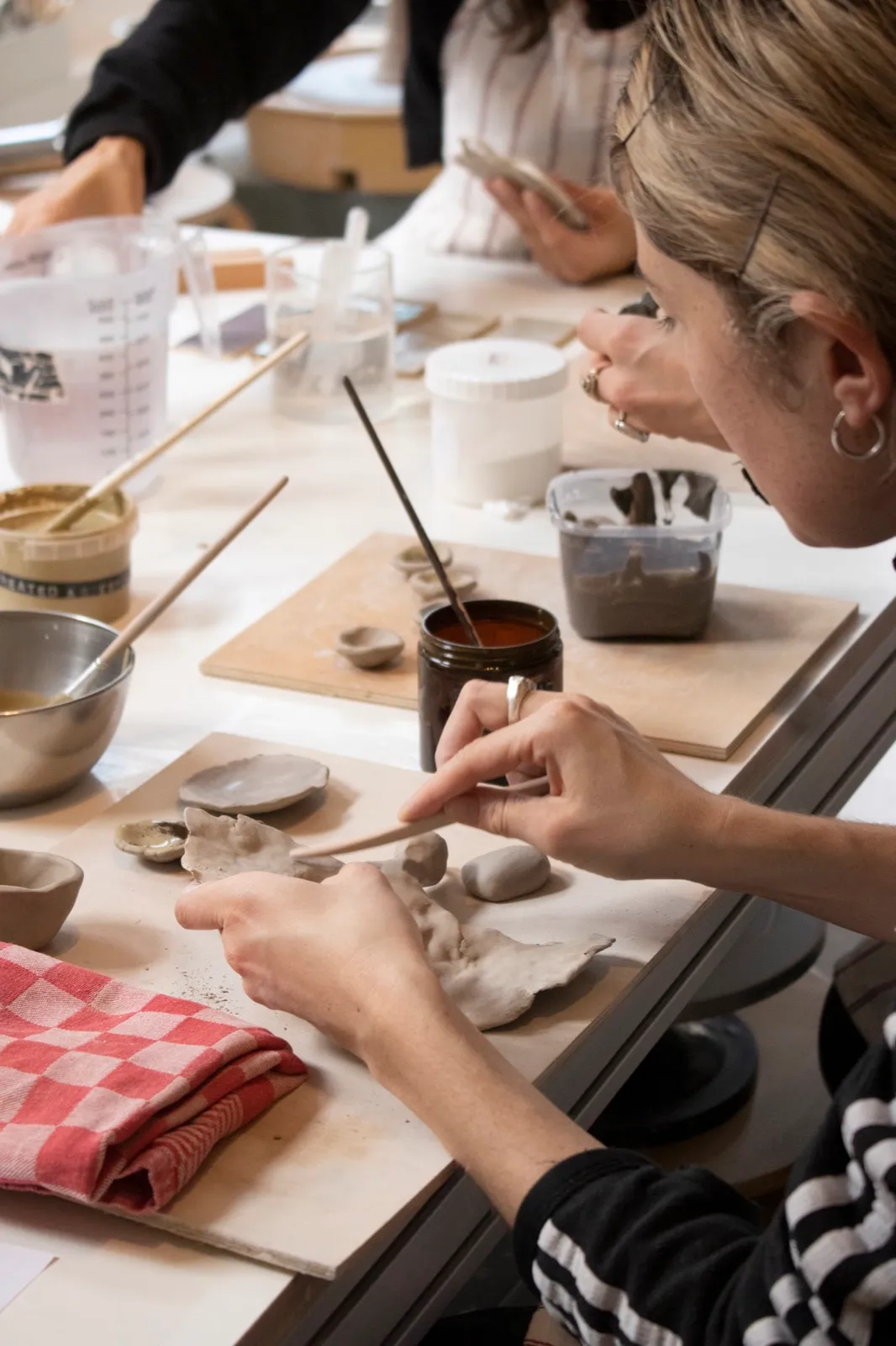 Assembling circular glazes with vuur collective repair workshop with vuur collective at Reparatie Remise, Amsterdam — photo 11