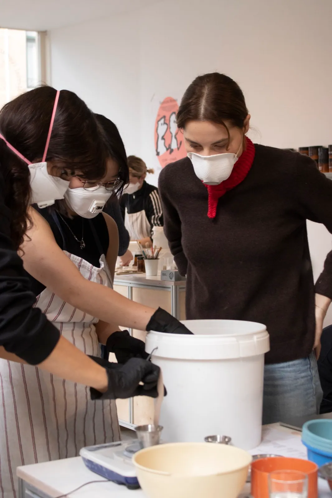 Assembling circular glazes with vuur collective repair workshop with vuur collective at Reparatie Remise, Amsterdam — photo 8
