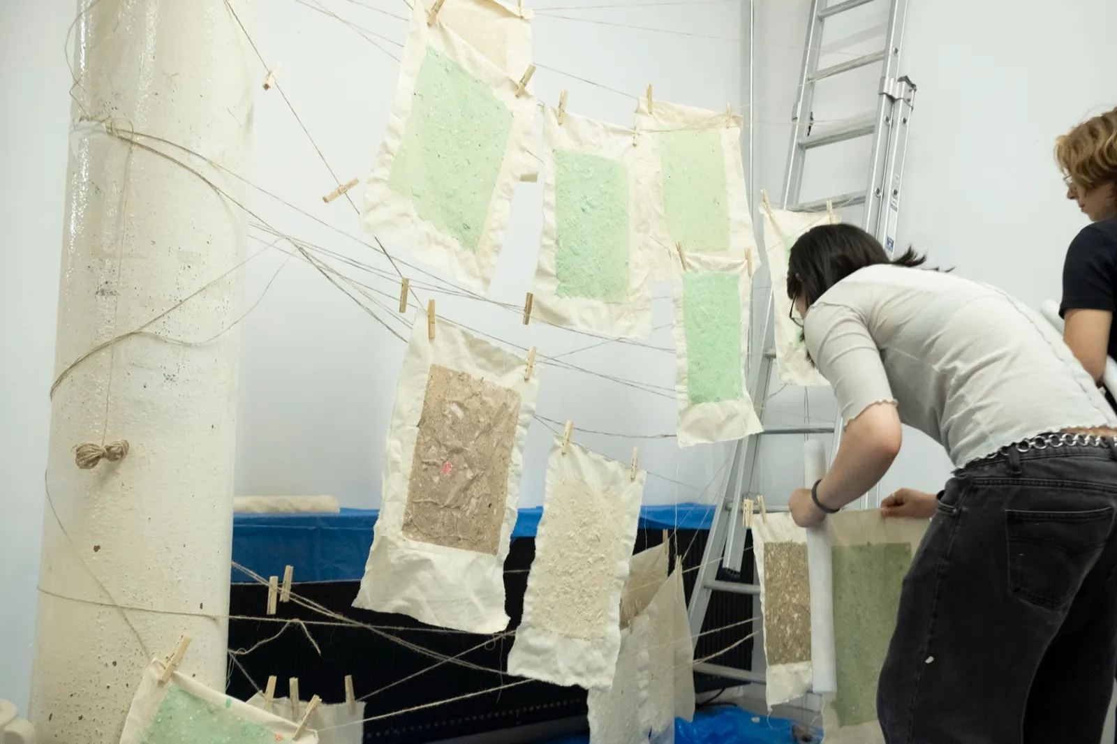 Pulping paper with Miquel Hervás Gómez repair workshop with Miquel Hervás Gómez at Reparatie Remise, Amsterdam — photo 4