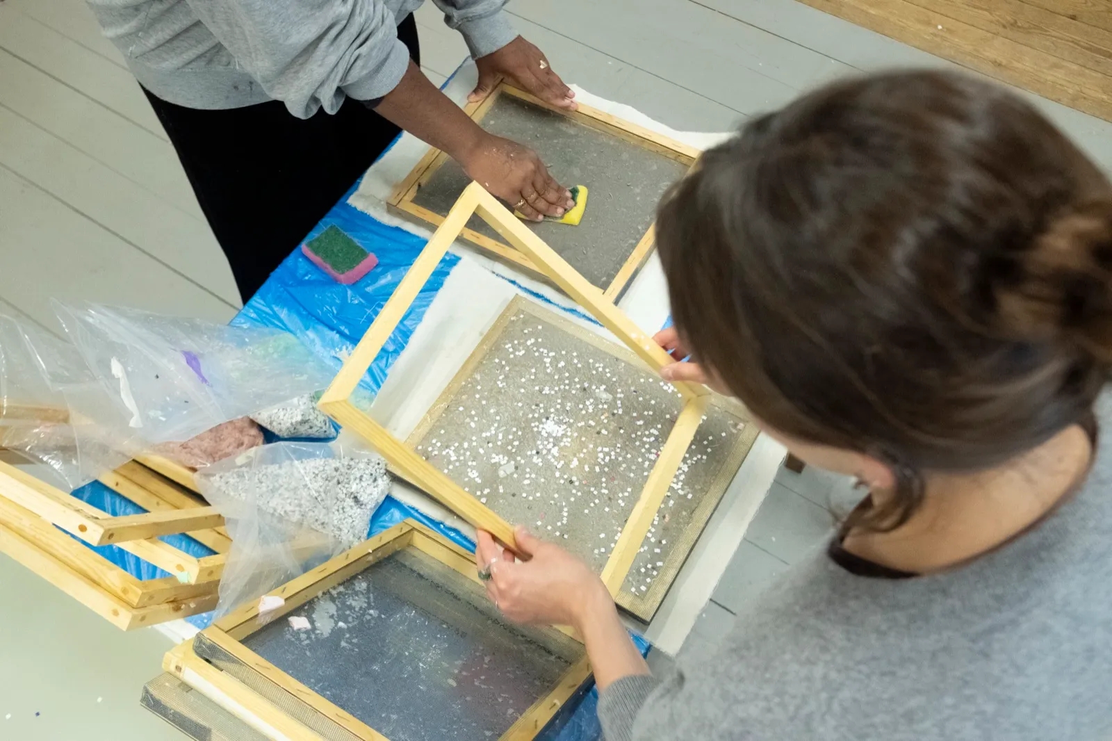 Pulping paper with Miquel Hervás Gómez repair workshop with Miquel Hervás Gómez at Reparatie Remise, Amsterdam — photo 6