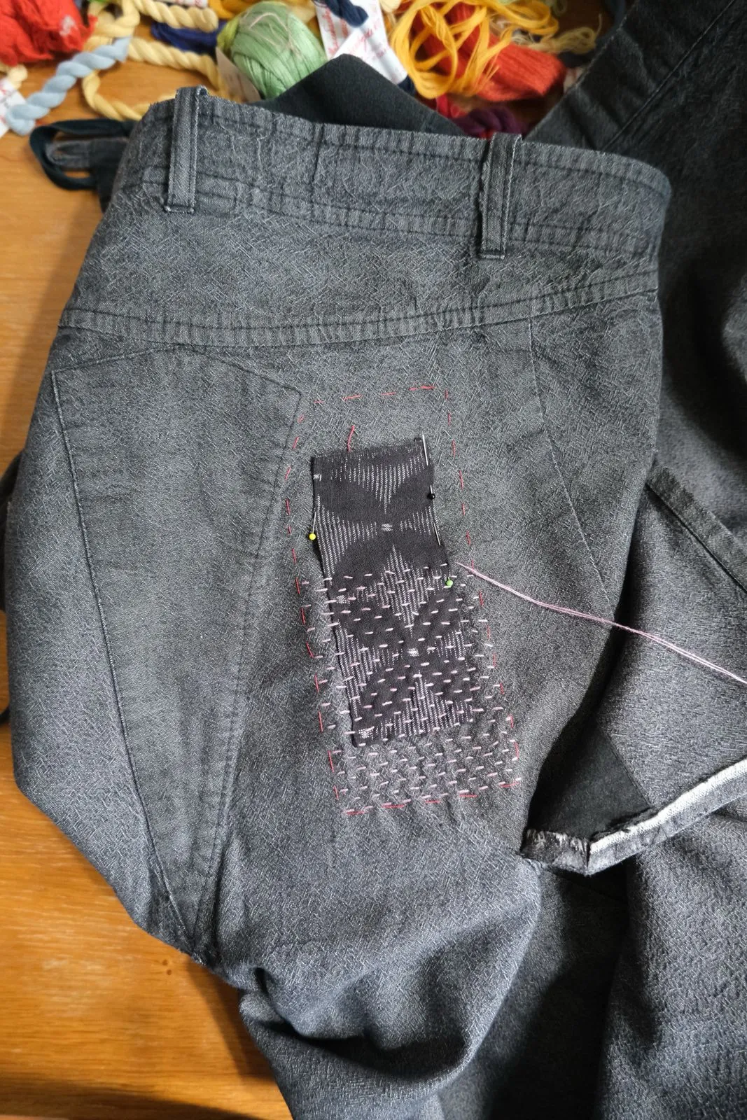 Mending textiles with Textile Initiative repair workshop with Textile Initiative (Bronwen Jones & Dasha Golova) at Reparatie Remise, Amsterdam — photo 4