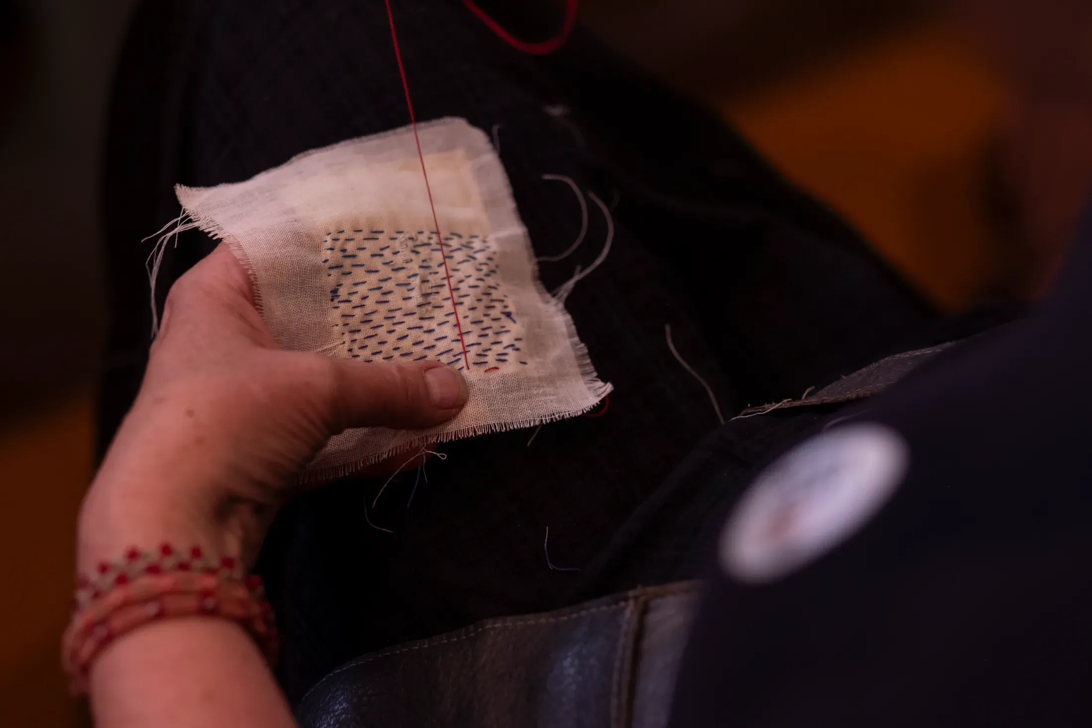 Mending textiles with Textile Initiative repair workshop with Textile Initiative (Bronwen Jones & Dasha Golova) at Reparatie Remise, Amsterdam — photo 12