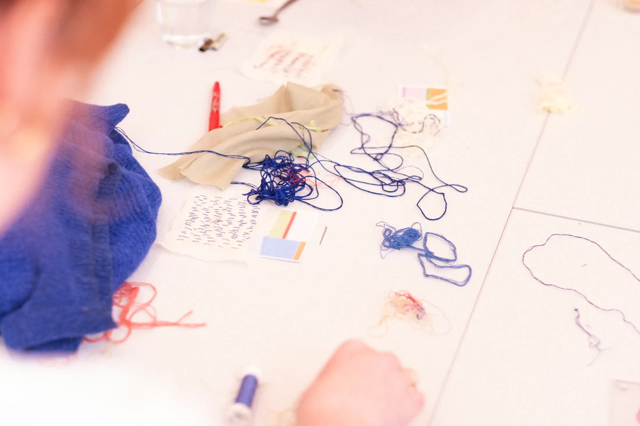 Mending textiles with Textile Initiative repair workshop with Textile Initiative (Bronwen Jones & Dasha Golova) at Reparatie Remise, Amsterdam — photo 13