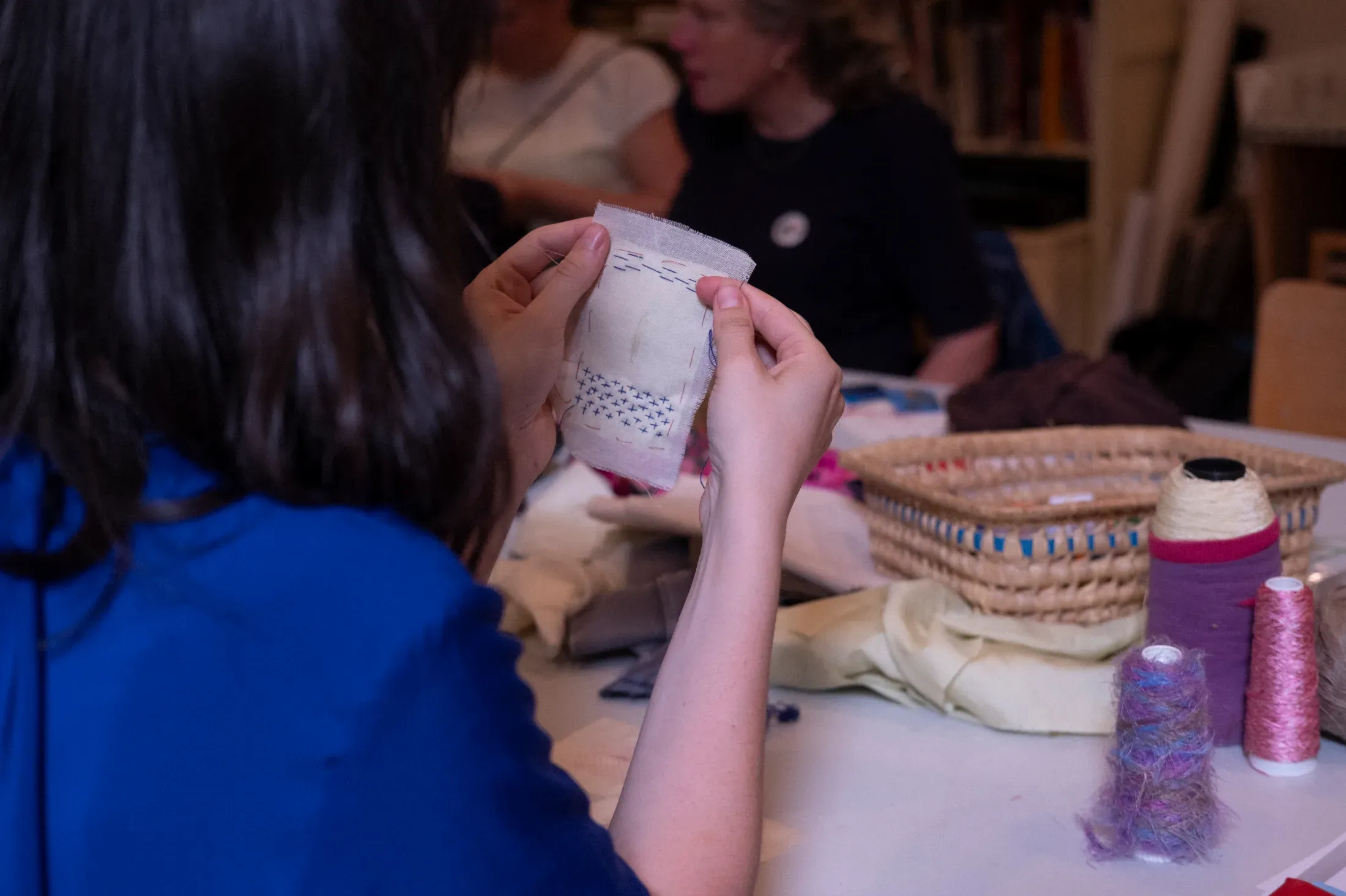 Mending textiles with Textile Initiative repair workshop with Textile Initiative (Bronwen Jones & Dasha Golova) at Reparatie Remise, Amsterdam — photo 3