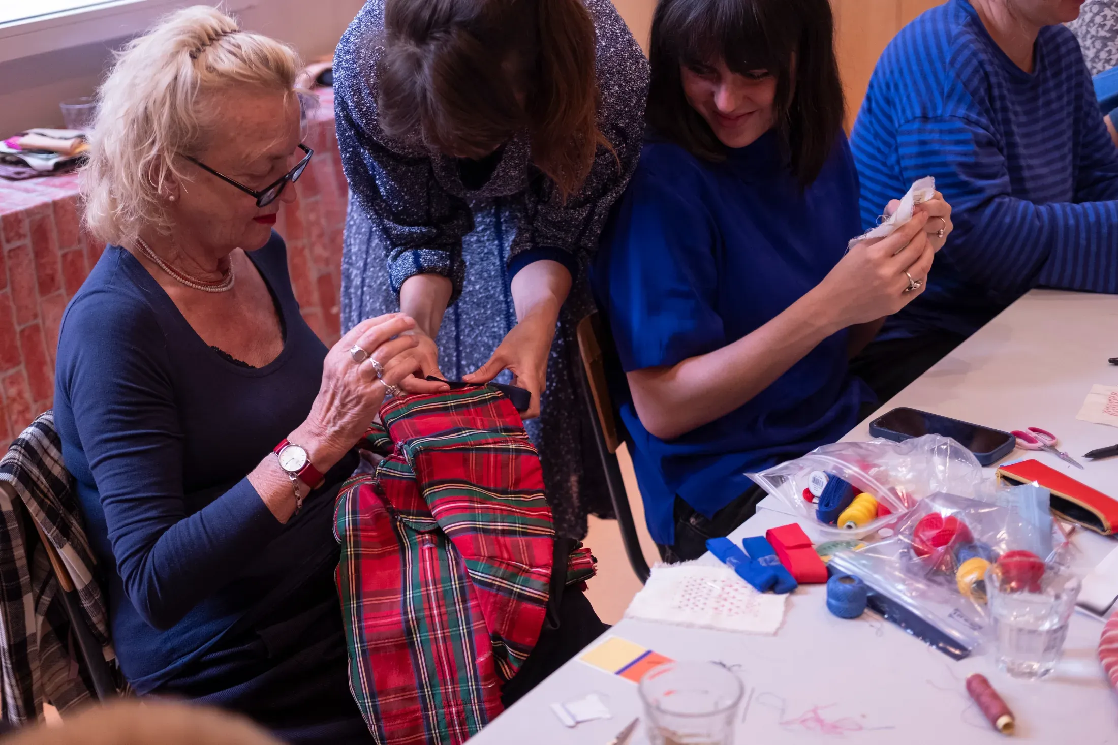 Mending textiles with Textile Initiative repair workshop with Textile Initiative (Bronwen Jones & Dasha Golova) at Reparatie Remise, Amsterdam — photo 7