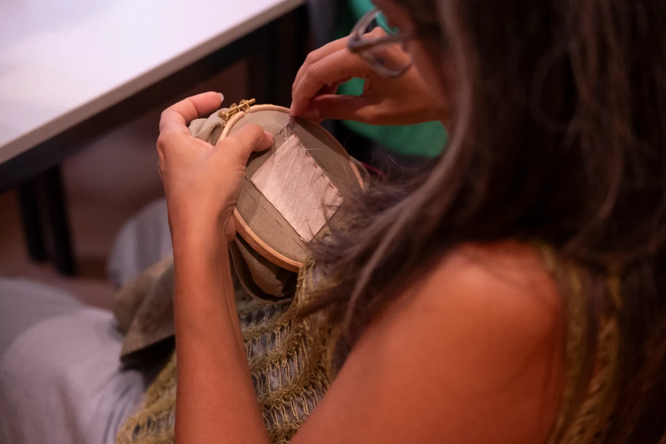 Mending textiles with Textile Initiative repair workshop with Textile Initiative (Bronwen Jones & Dasha Golova) at Reparatie Remise, Amsterdam — photo 2