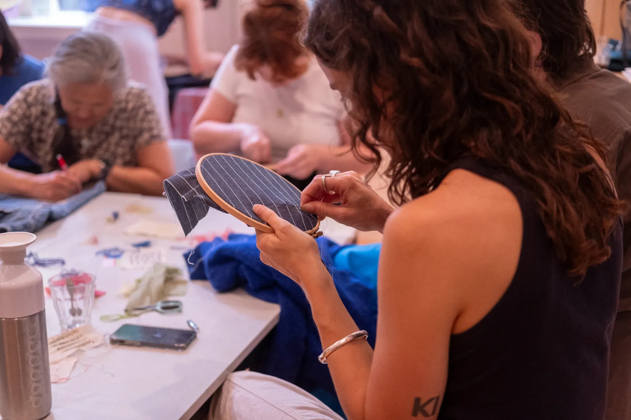 Mending textiles with Textile Initiative repair workshop with Textile Initiative (Bronwen Jones & Dasha Golova) at Reparatie Remise, Amsterdam — photo 9