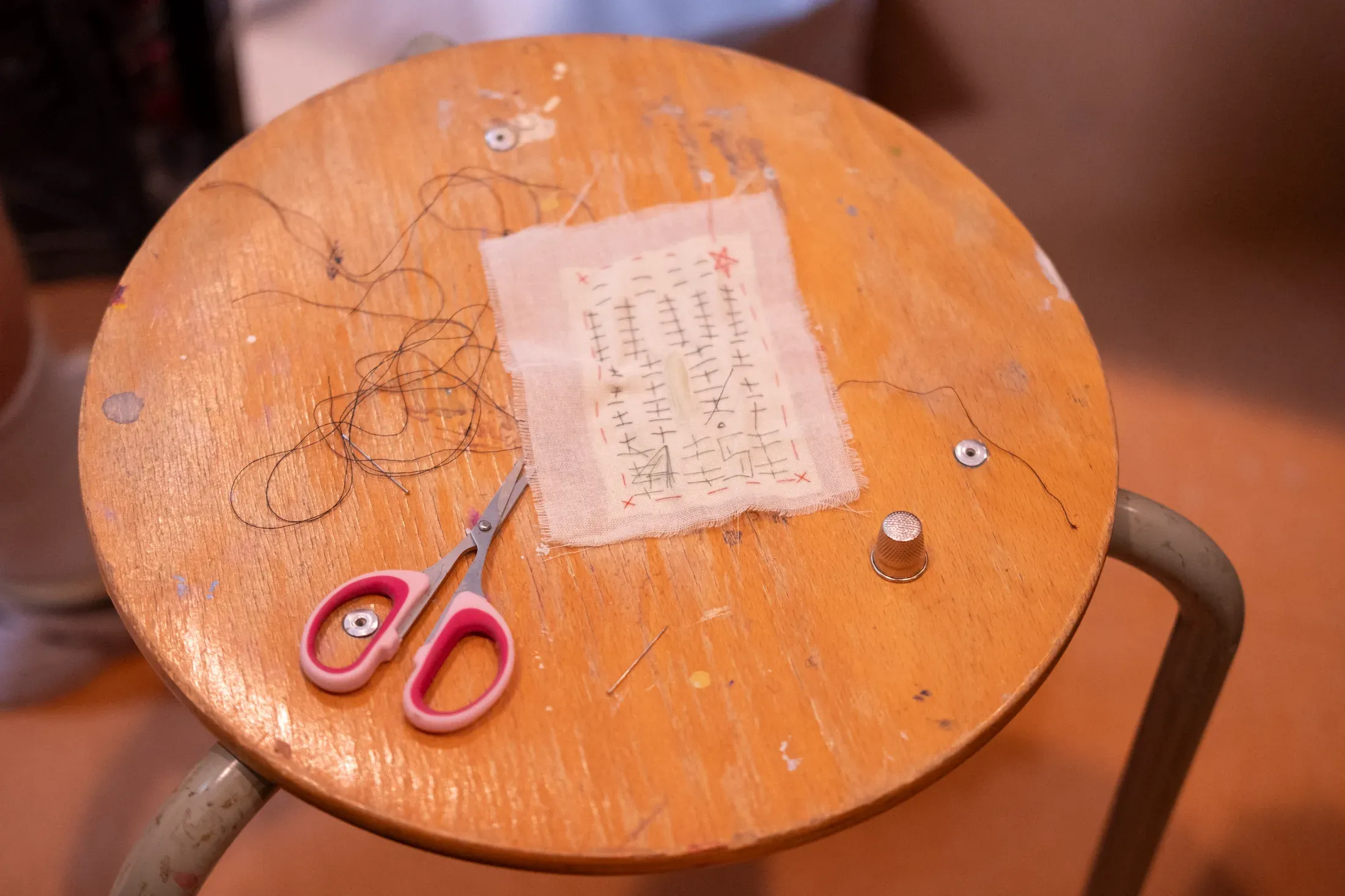 Mending textiles with Textile Initiative repair workshop with Textile Initiative (Bronwen Jones & Dasha Golova) at Reparatie Remise, Amsterdam — photo 8