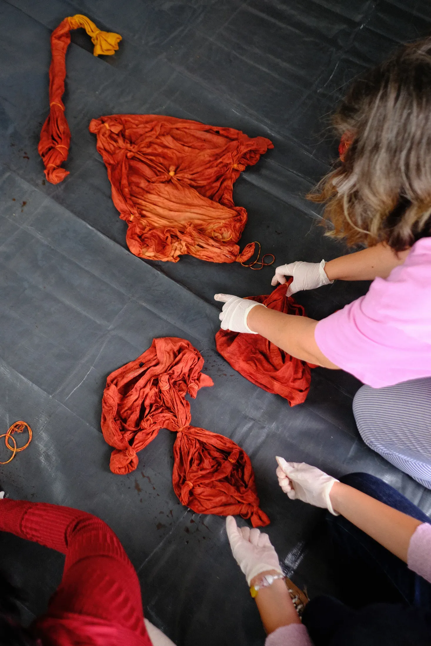 Colouring Textiles with Permanent Clothing repair workshop with Permanent Clothing at Reparatie Remise, Amsterdam — photo 3