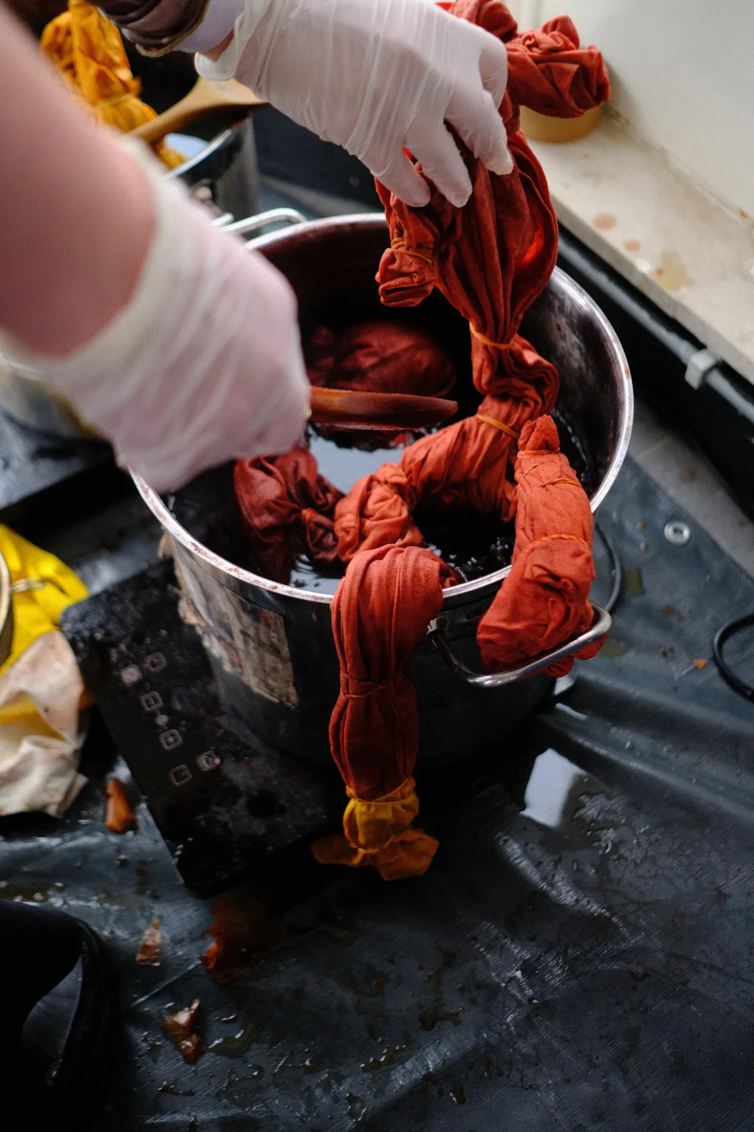 Colouring Textiles with Permanent Clothing repair workshop with Permanent Clothing at Reparatie Remise, Amsterdam — photo 8