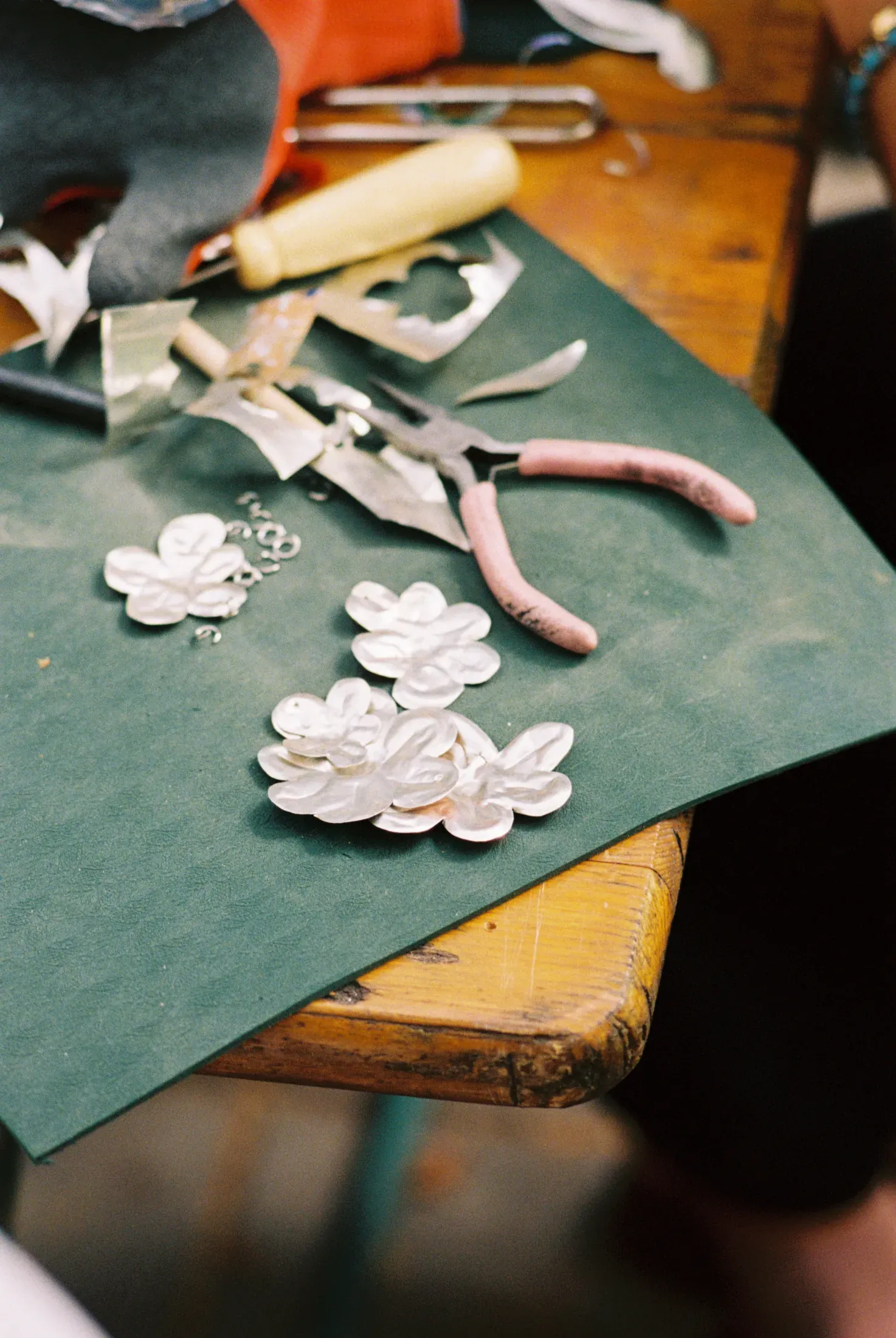 Moving Metals with Bregje Sliepenbeek repair workshop with Bregje Sliepenbeek at Reparatie Remise, Amsterdam — photo 1